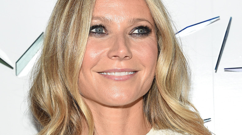 Gwyneth Paltrow dark eye makeup