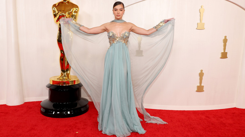 Hailee Steinfeld posing at the 2024 Oscars