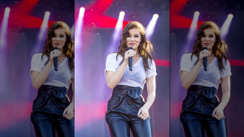 Hailee Steinfeld singing at the 2015 iHeartRadio Music Festival in Las Vegas