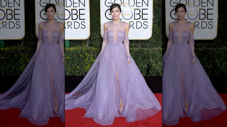 Hailee Steinfeld posing at the 2017 Golden Globes