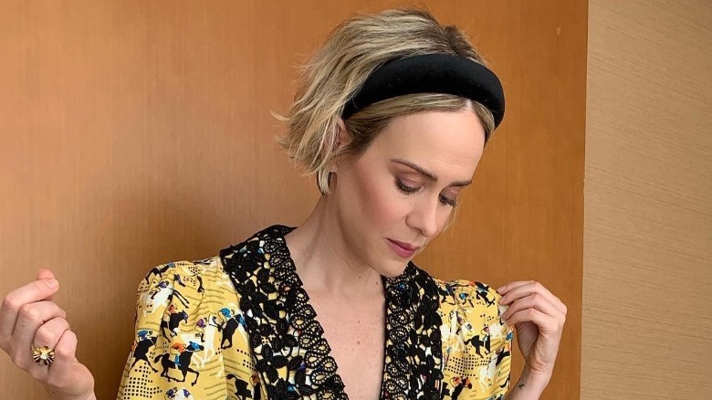 Actress Sarah Paulson with a chunky black velvet headband