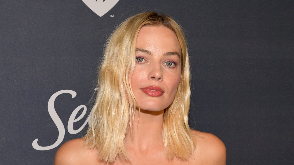 Margot Robbie with her brown roots showing