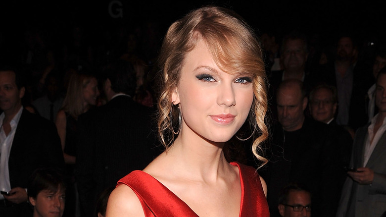 Taylor Swift showing off a hair trend at a 2010 event