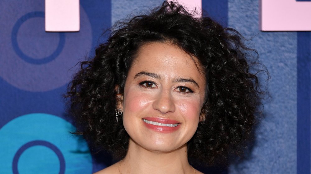 Ilana Glazer showing off a curly haircut, which will be popular in 2020