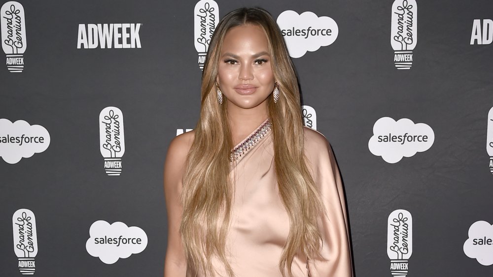 Chrissy Teigen showing off hair extensions, will which be a popular haircut in 2020