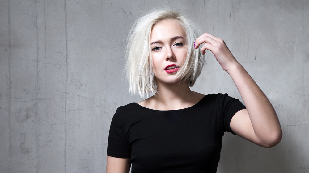 woman with a shoulder-length haircut