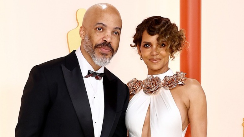 Van Hunt and Halle Berry attend an awards show