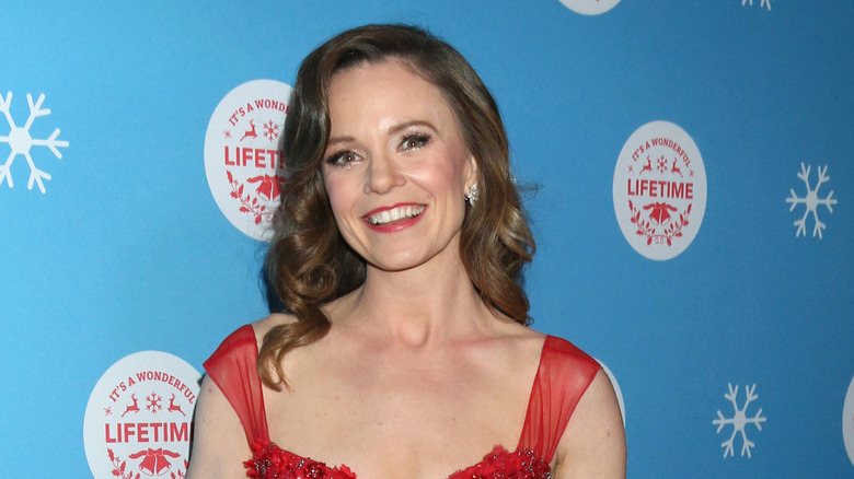 Rachel Boston smiling at the 2018 "It's A Wonderful Lifetime" Red Carpet