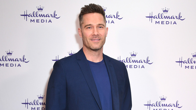 Luke Macfarlane at a red carpet