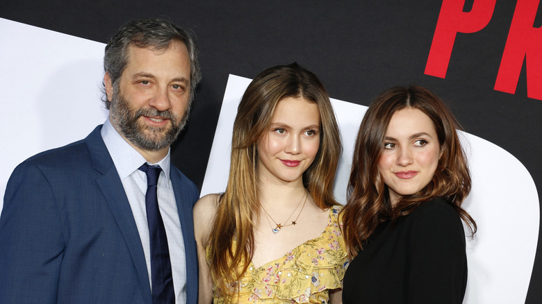 Judd Apatow, Iris Apatow & Maude Apatow posing on the red carpet