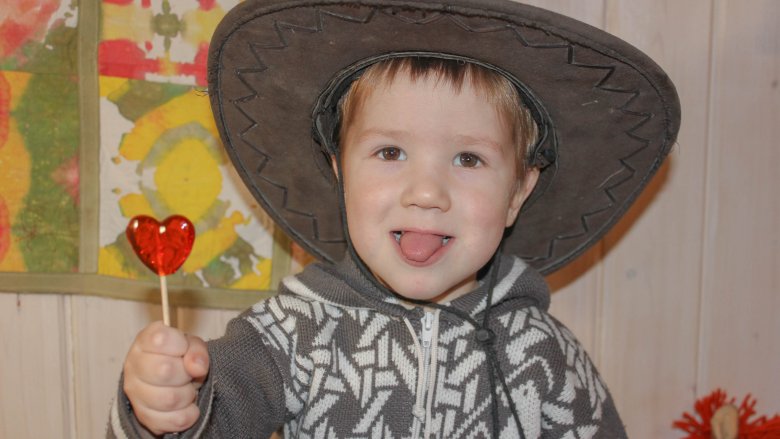 little boy in cowboy hat