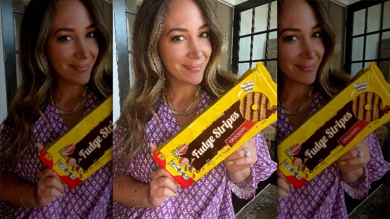 Selfie of Haylie Duff posing with Keebler Fudge cookies