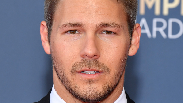 Scott Clifton posing