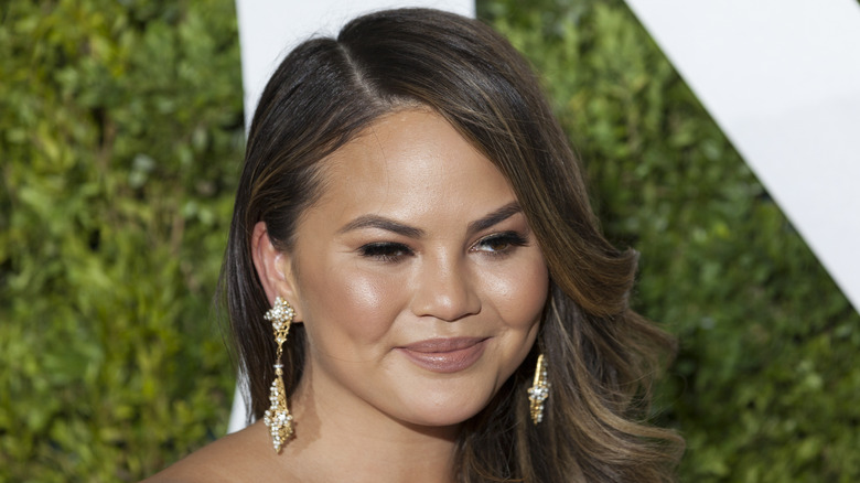 Chrissy Teigen's skin is glowing. 