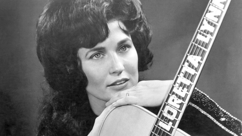 Loretta Lynn with guitar, 1962