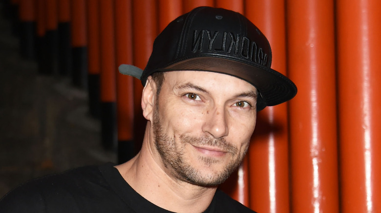 Kevin Federline smiles for cameras