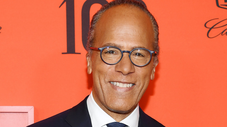 Lester Holt at event 