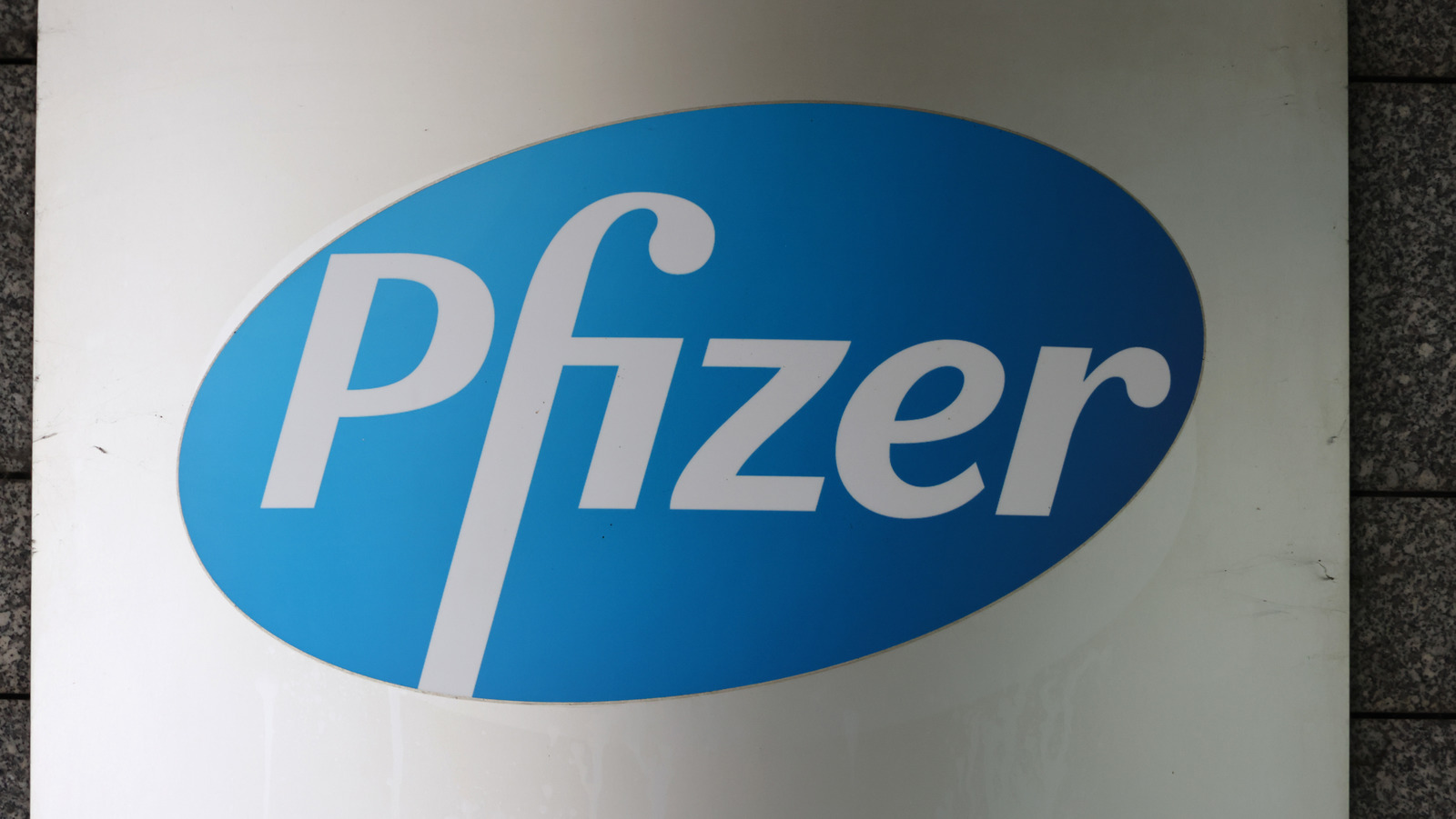 Фирма 19. Пфайзер новый логотип. Символика корпорации Pfizer. Реклама Пфайзер. Pfizer вектор.