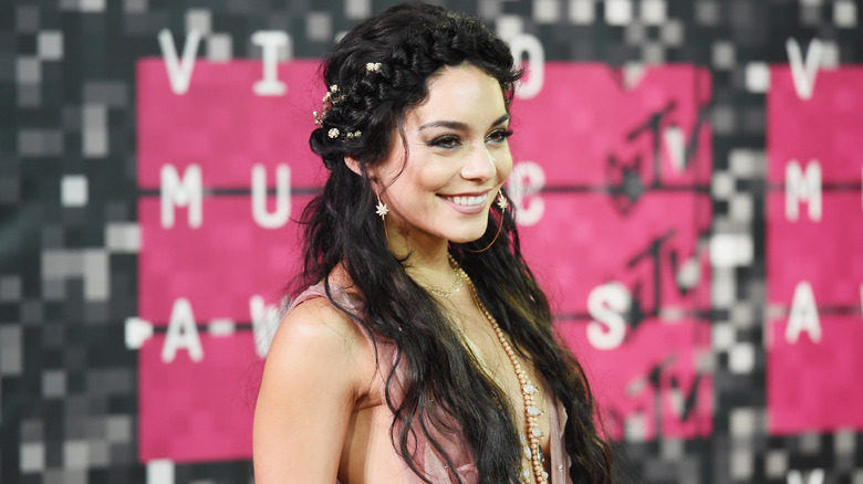 Vanessa Hudgens posing at the 2015 MTV VMAs