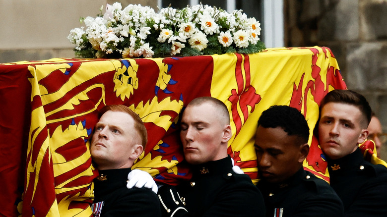 Pallbearers carrying Queen Elzabeth's coffin