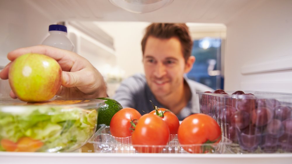 Apples in the refrigerator