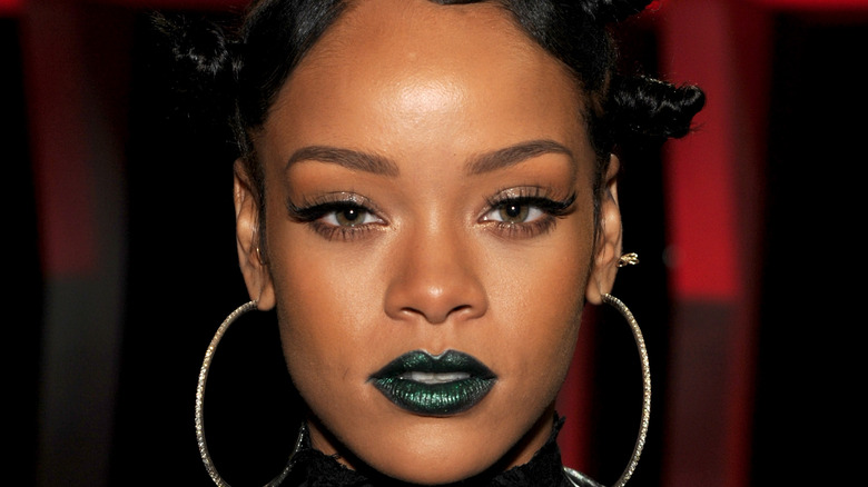 Rihanna wears green lipstick