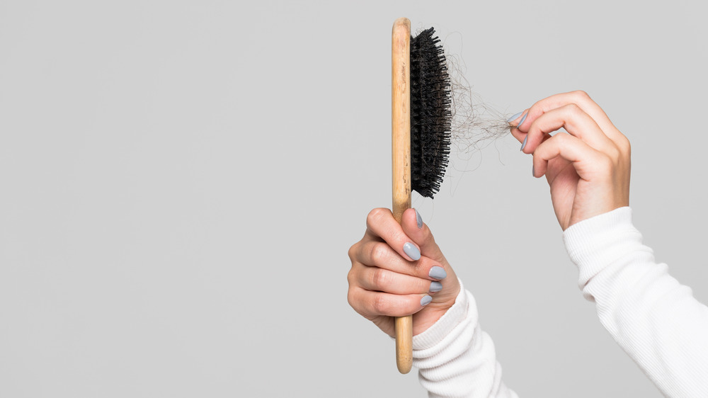 Cleaning a hairbrush