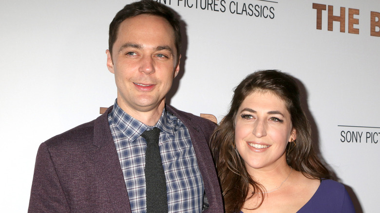 Mayim Bialik and Jim Parsons on the red carpet