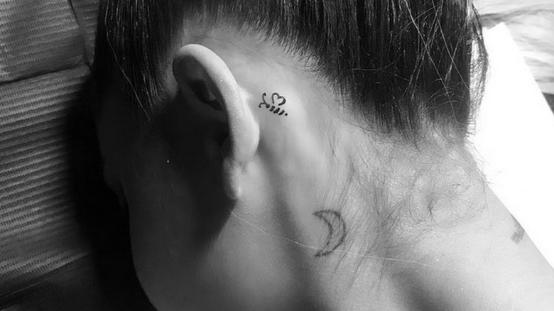 Ariana Grande showing tattoo