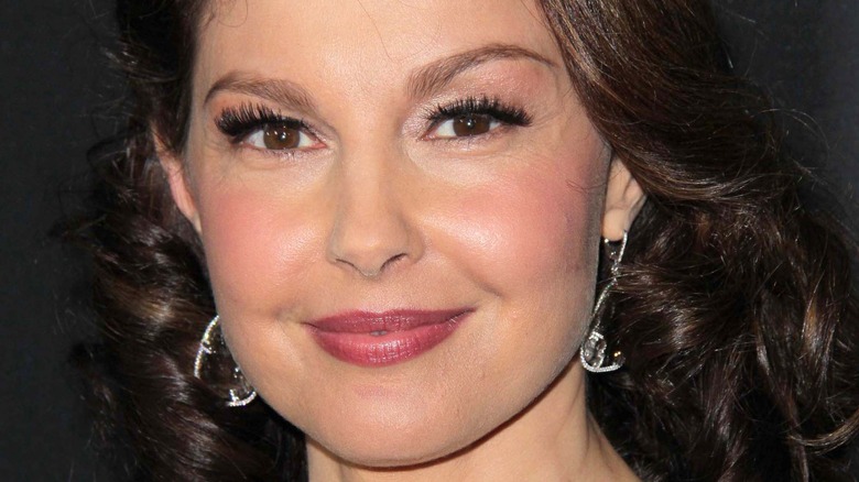 Ashley Judd eyelashes rose lipstick