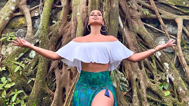 Mýa meditating in front of tree