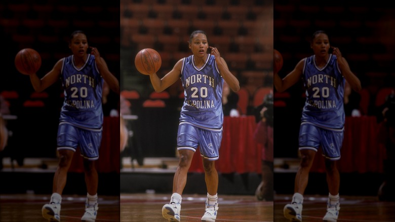 Marion Jones playing basketball