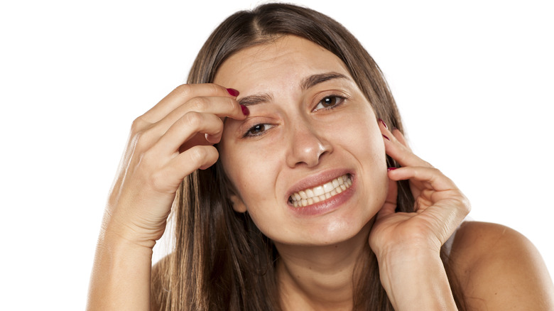 woman with itchy eyebrows