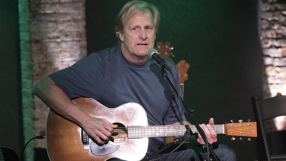 Jeff Daniels peforming with acoustic guitar