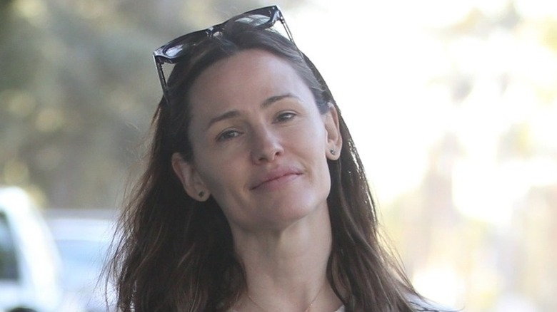 Jennifer Garner takes a stroll without any makeup