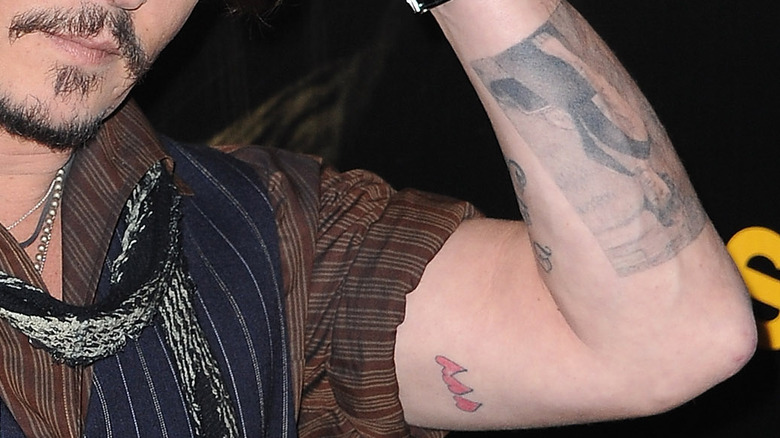 Johnny depps three rectangle on his finger WANT  Johnny depp tattoos  Tattoos Johnny depp