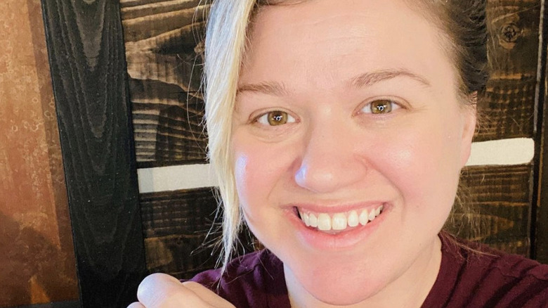 Kelly Clarkson no makeup