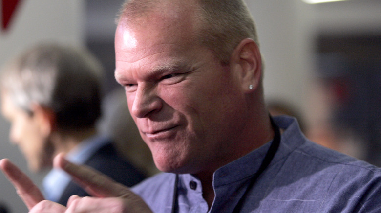 Mike Holmes pointing