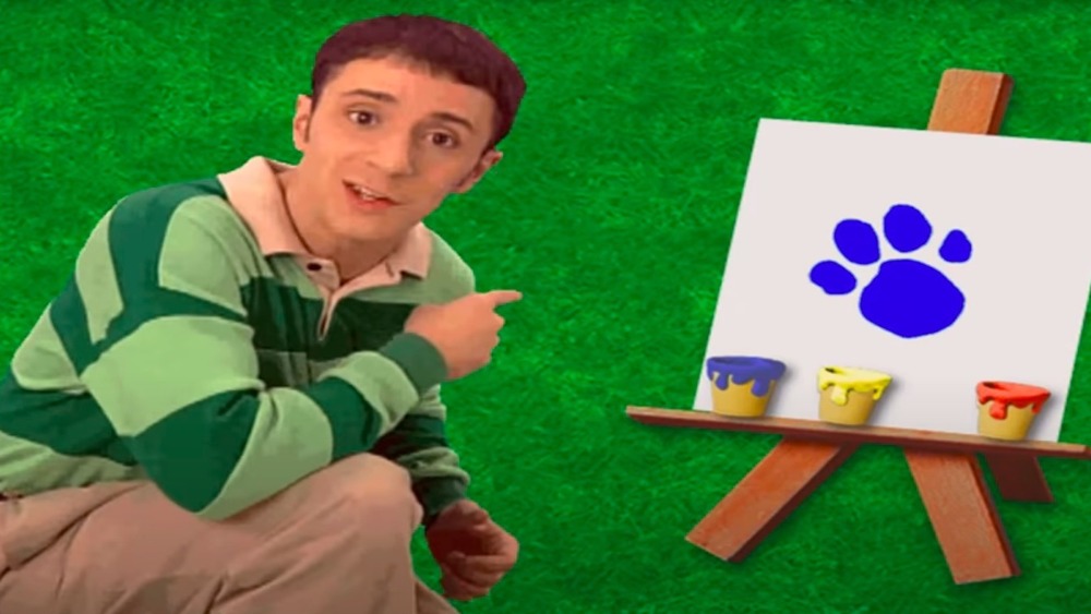 Steve Burns on Blue's Clues pointing at an easel