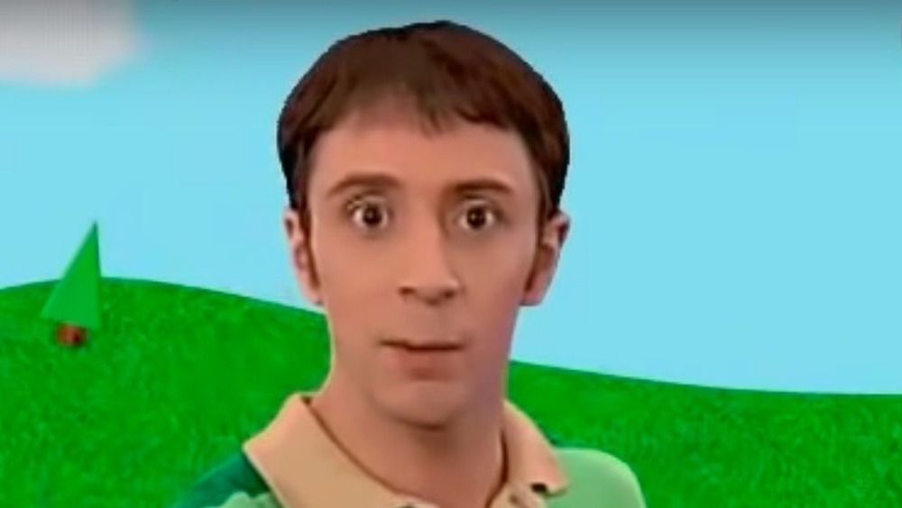 Steve Burns in front of grass on BLue's Clues