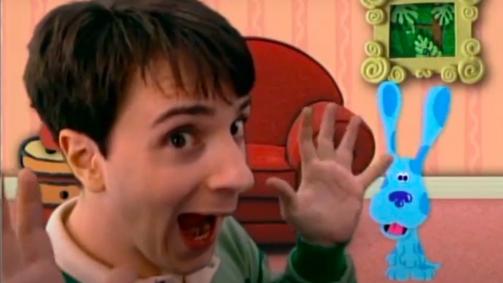 Steve Burns waving and grinning on Blue's Clues