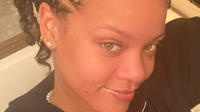 makeup free selfie of Rihanna 