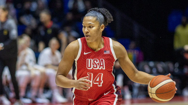 Alyssa Thomas playing basketball