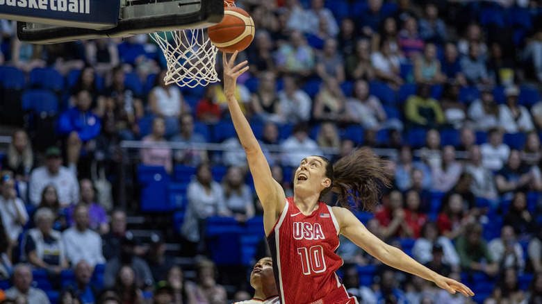 Breanna Stewart playing basketball