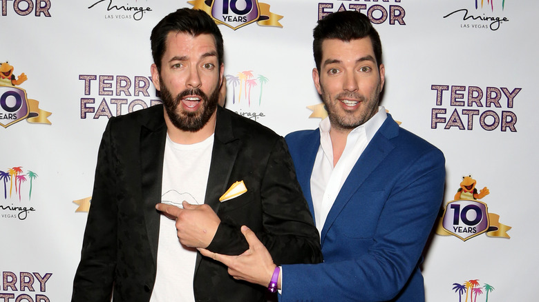 Drew and Jonathan Scott posing