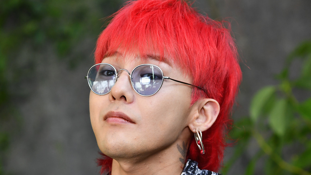 Bigbang's G-Dragon, posing, red hair, round glasses