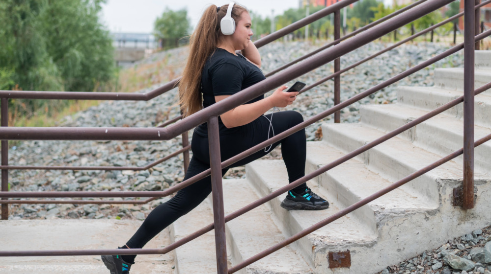 Woman doing lunges