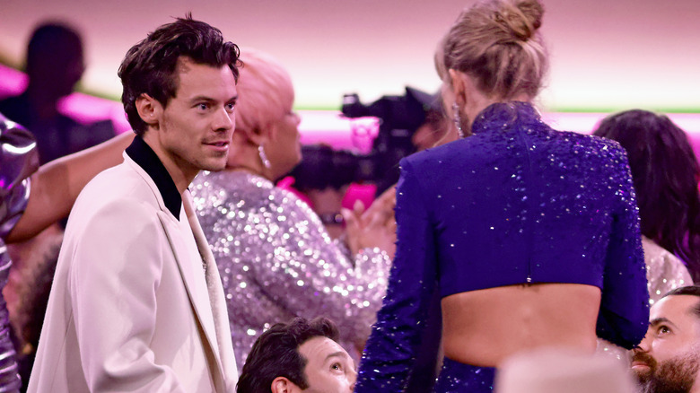 Harry Styles looking at Taylor Swift 