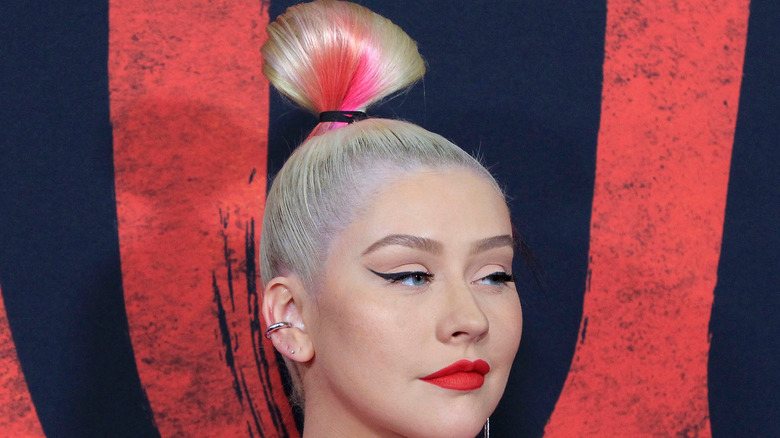 Christina Aguilera in red lipstick at the "Mulan" premiere