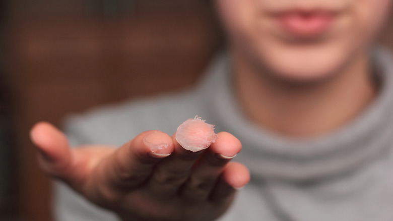 Person using Vaseline for slugging